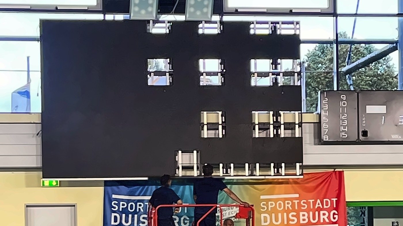 Schwimmstadion Duisburg – Videowand am Beckenrand 3