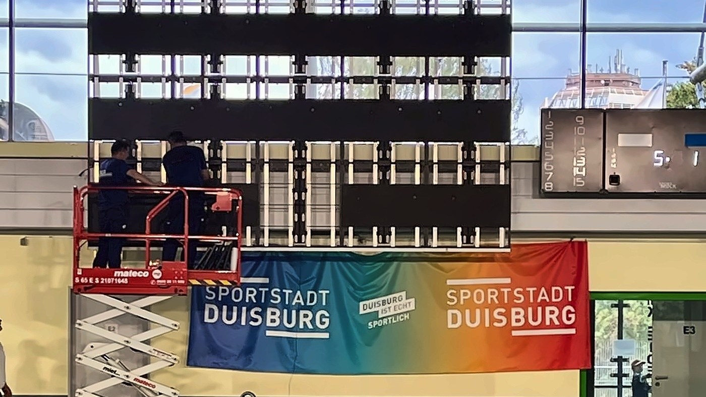 Schwimmstadion Duisburg – Videowand am Beckenrand 4