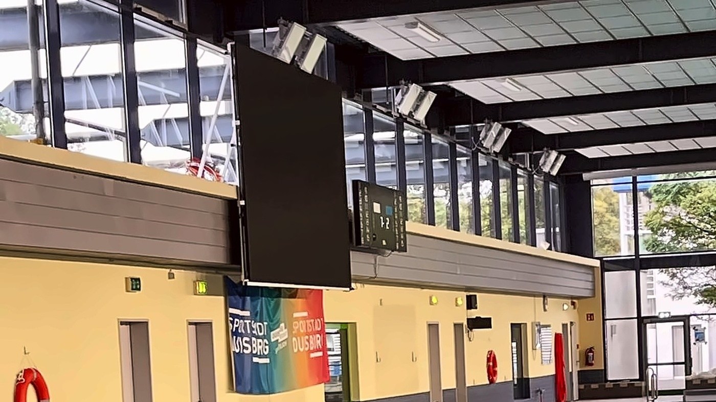 Schwimmstadion Duisburg – Videowand am Beckenrand 6